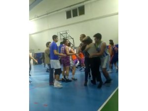 Basketbol maçında hakemlere tekmeli yumruklu saldırı kamerada