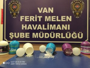 Deodorant şişesine zulaladığı uyuşturucuyla uçağa binmek isterken yakalandı