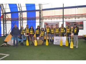 Pet şişelerle rafting yapan sporculara malzeme desteği