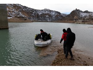 GÜNCELLEME - Sıfırın altında 4 derecede dalış yapıp kayıp üniversite öğrencisini aradılar