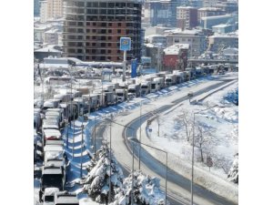 Karadeniz Sahil Yolu tırların geçişine açıldı