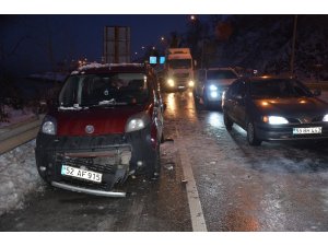 Kayganlaşan yolda 11 aracın karıştığı trafik kazası: 3 yaralı