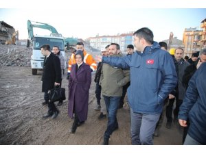 Bakan Kurum deprem bölgesinde incelemelerde bulundu