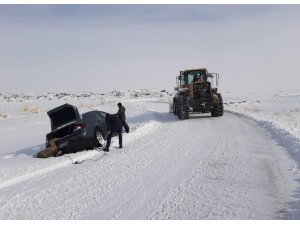 Van'da karda mahsur kalan 17 araç kurtarıldı