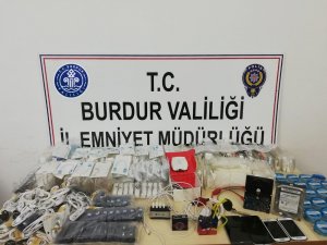 Burdur’da kaçak telefon operasyonu