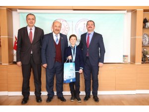 Müdür Başyiğit, Türkiye ikincisi öğrenciyi tebrik etti