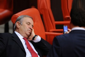 Mecliste uyuyan vekil isyan etti