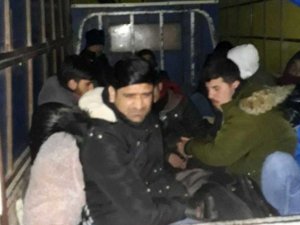 Polisi görünce kaçan araçtan 15 kaçak göçmen yakalandı