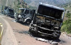 PKK'lılar 4 kamyonu yaktı!