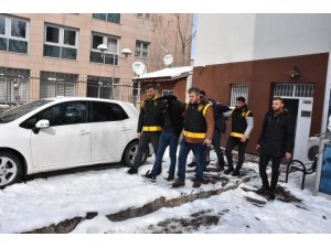 Önce parçalarını, sonra da aracı iterek çalan hırsızlık şüphelileri tutuklandı
