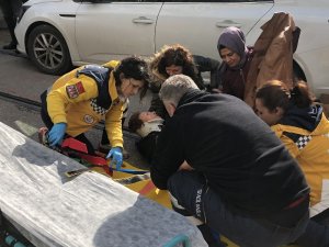 Yolun karşısına geçmeye çalışan yaşlı kadına otomobil çarptı