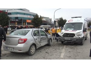 Hasta nakleden ambulans otomobille çarpıştı: 1 yaralı