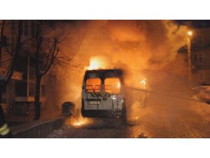Park halindeki minibüs alev alev yandı