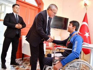 Belarus Şampiyonu Keskin’e Vali Deniz’den ödül