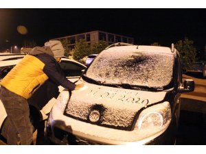 Antakya-Yayladağı kara yolunda kar yağışı nedeniyle ulaşım kontrollü sağlanıyor