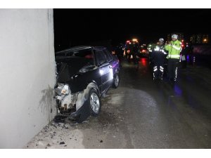 Otomobil üst geçidin ayağına çarptı: 2 yaralı