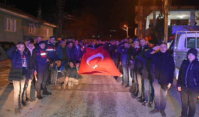 Kavga ihbarına gelen jandarmaya meşale ve bayrak sürprizi