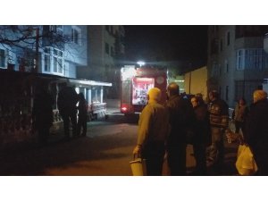 Gece yarısı evde çıkan yangın mahalleyi sokağa döktü