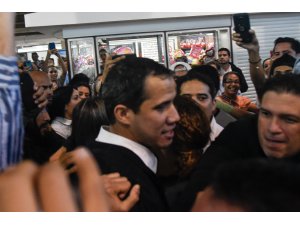 Guaido Venezuela’ya döndü