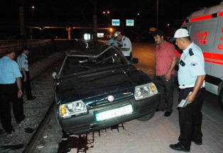 Alkollü sürücü tramvay yoluna uçtu