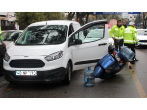 Aracın açılan kapısına çarpan motosiklet sürücüsü yaralandı