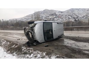 Ticari araç bariyerlere çarpıp yan yattı: 3 yaralı