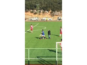 Maç sırasında sahaya giren köpek çıkmak istemeyince devreye futbolcular girdi