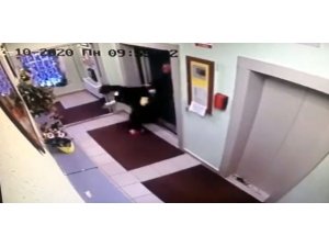 Otel müşterisi, temizlikçi kadını asansörden dışarı fırlattı
