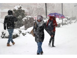 Sivas'ta yoğun kar yağışı etkili oluyor