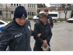 Park halindeki aracın lastiklerini kesip camını kırdı