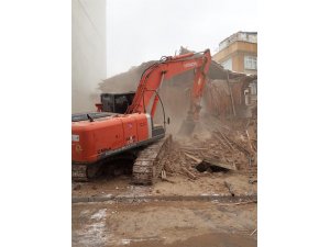 Karaman'da metruk binalar yıkılıyor