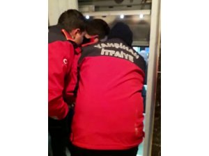 Asansörde kalan yaşlı kadını itfaiye kurtardı