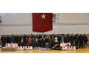 Kumrulu gençlere spor malzemesi desteği