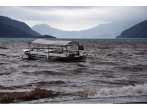 Muğla'da sağanak denizin rengini değiştirdi