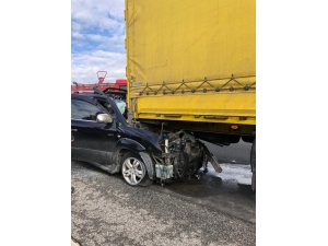 Kırklareli’de can pazarı: Tırın altından sağ çıktılar