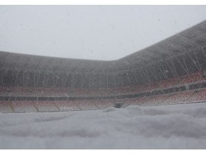 Kupa maçının oynanacağı stadyumda 30 cm kar var