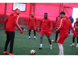 Sivasspor kapalı sahada çalıştı