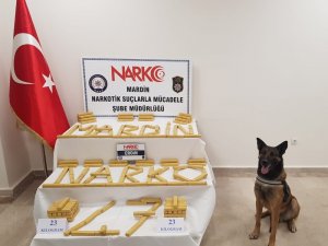 Eroini, kamyonetin kasa kapağının demirlerine gizlemişler