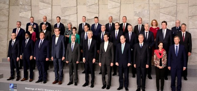 Bakan Akar, oturum sonrası NATO aile fotoğrafına katıldı
