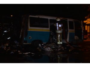 İçi tekstil malzemesi dolu minibüs alev alev yandı