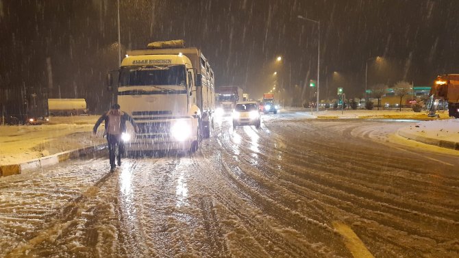 Yoğun kar yağışı yolları esir aldı! Ulaşım güçlükle sağlanıyor