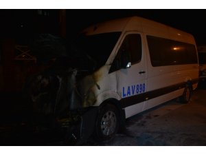 Esenler’de park halindeki bir minibüs alev alev yanarak kül oldu