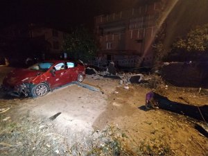 Otomobil evin duvarına çarptı: 4 yaralı