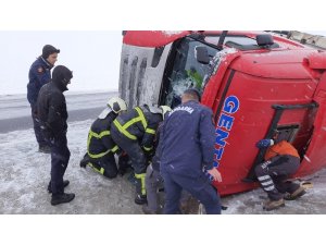 Devrilen tırda yaralanan hamile kadın kabinde sıkıştı