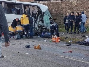 İzmir’de işçi servisi ile kamyon çarpıştı: 4 ölü, 8 yaralı