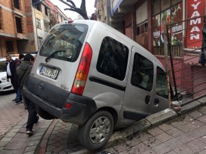 Ehliyetsiz sürücü kaldırımda duran çocuğa çarptı