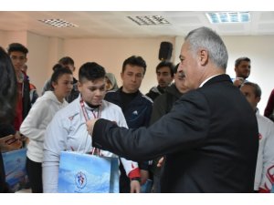 Isparta Valisi, milli sporcularla buluştu