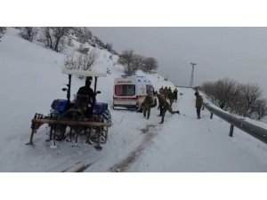 Hasta almaya giden ambulans kara saplandı, yardımına Mehmetçik ve köylüler yetişti