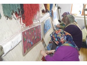 İlmek ilmek dokuyarak aile bütçesine katkı sağlıyorlar