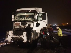 Gölbaşı ilçesinde iki tır çarpıştı:  2 kişi yaralandı